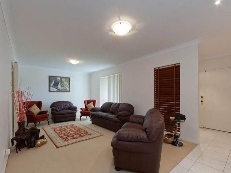 25 Lakeside Circuit, Sinnamon Park QLD 4073