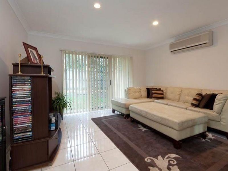 25 Lakeside Circuit, Sinnamon Park QLD 4073