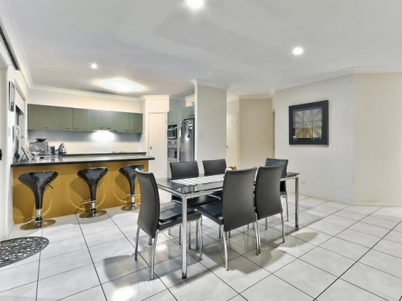 25 Lakeside Circuit, Sinnamon Park QLD 4073