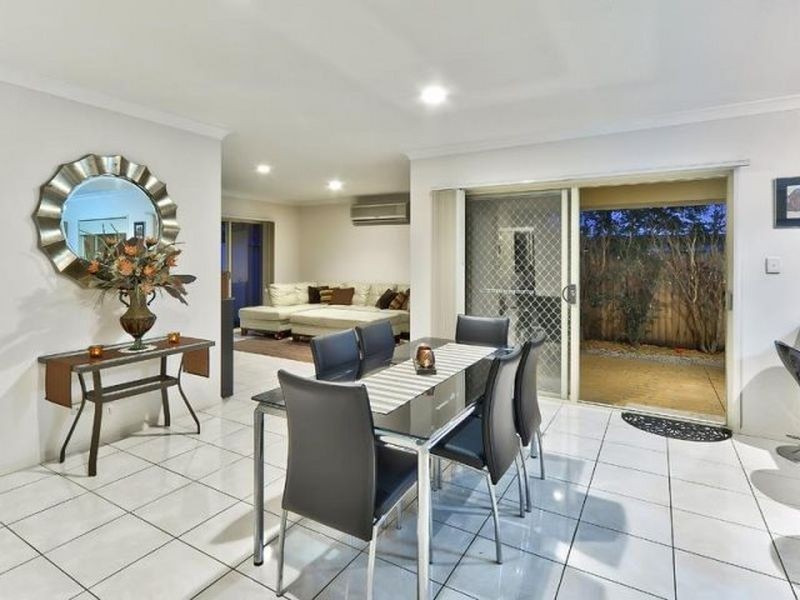 25 Lakeside Circuit, Sinnamon Park QLD 4073