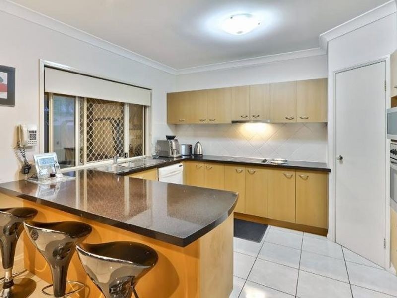 25 Lakeside Circuit, Sinnamon Park QLD 4073