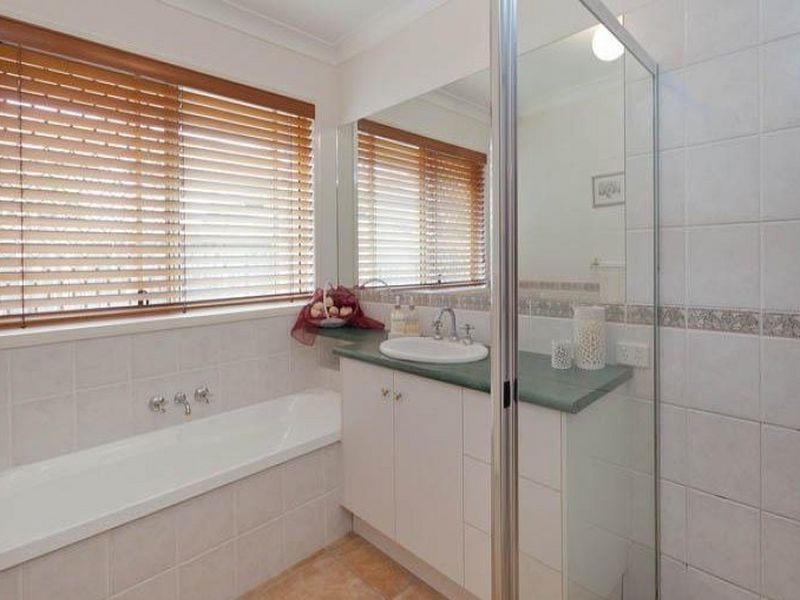 25 Lakeside Circuit, Sinnamon Park QLD 4073