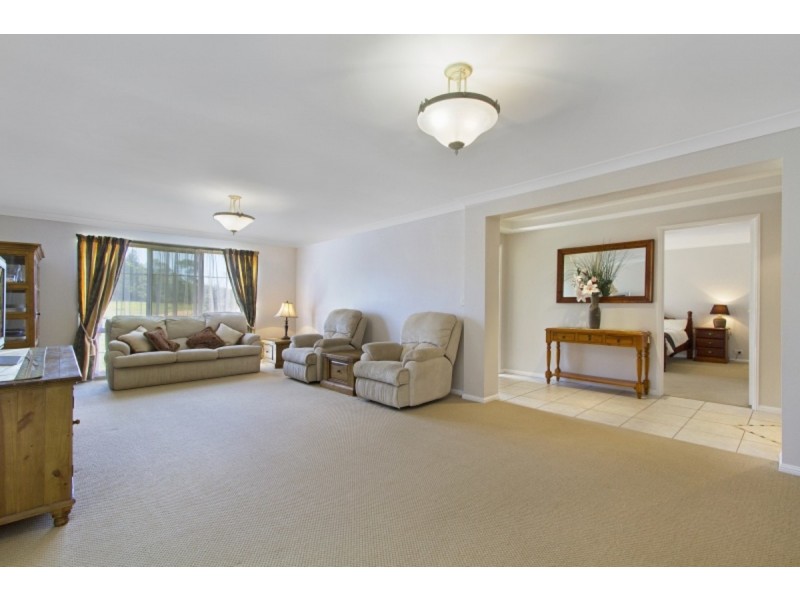 77 Pine County Place, Bellbowrie QLD 4070