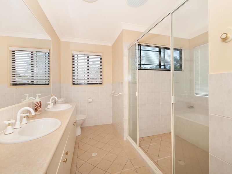 2 Evergreen Close, Kenmore QLD 4069