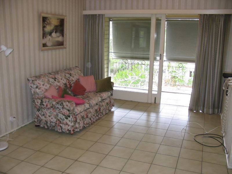 98 Eighth Avenue, St Lucia QLD 4067