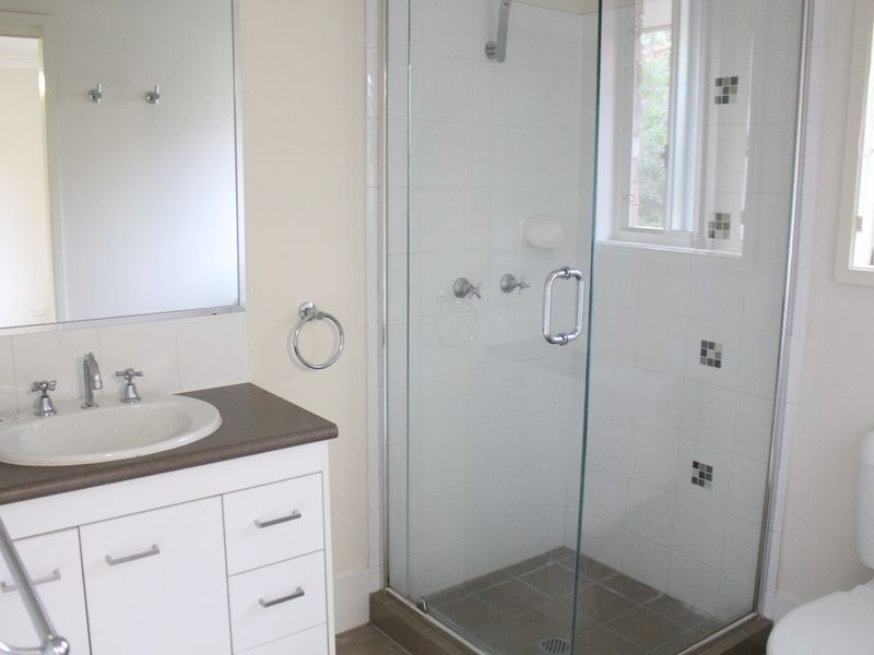 16 Salubris Place, Moggill QLD 4070