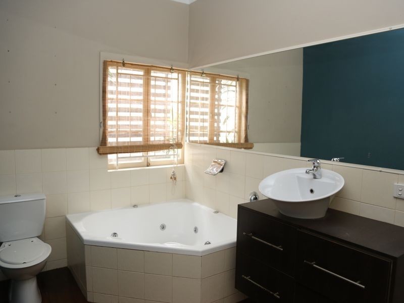 10 Newcross Street, Indooroopilly QLD 4068