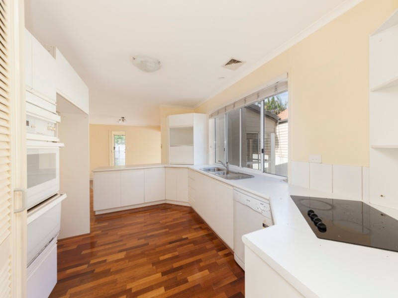 1 Hakea Crescent, Chapel Hill QLD 4069