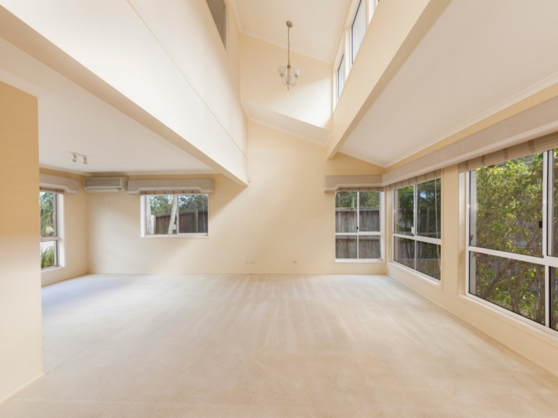 1 Hakea Crescent, Chapel Hill QLD 4069