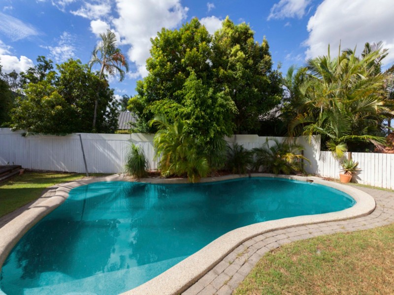 1 Hakea Crescent, Chapel Hill QLD 4069