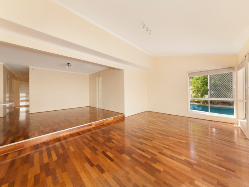 1 Hakea Crescent, Chapel Hill QLD 4069