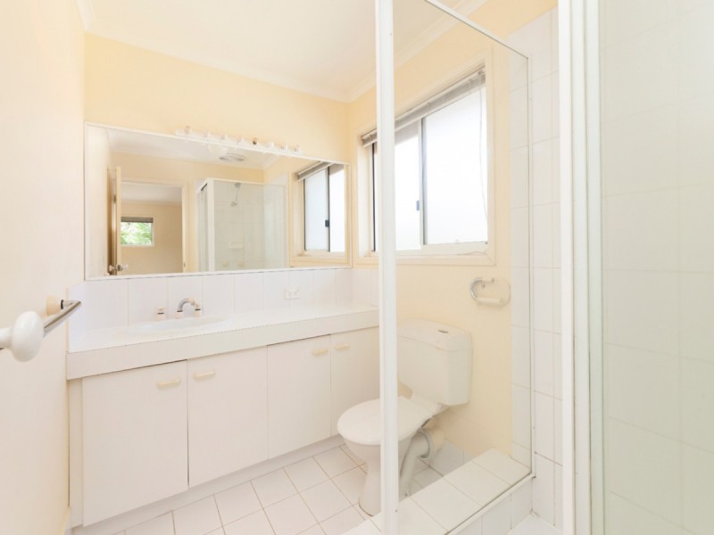 1 Hakea Crescent, Chapel Hill QLD 4069