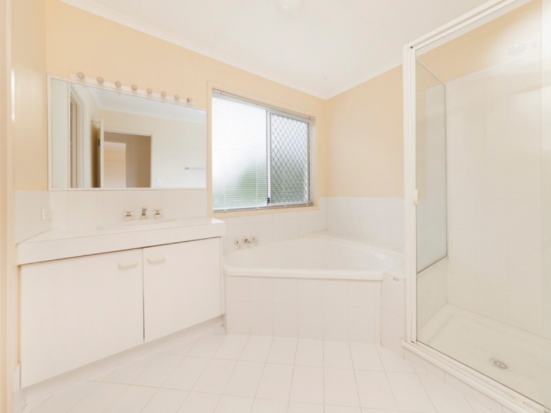 1 Hakea Crescent, Chapel Hill QLD 4069