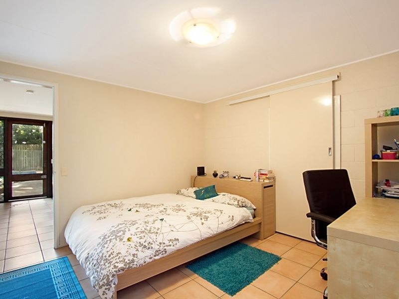 7 Tenth Avenue, St Lucia QLD 4067