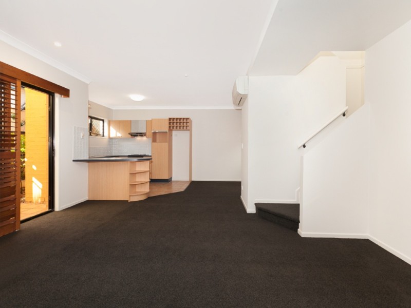 8/122 Central Avenue, Indooroopilly QLD 4068