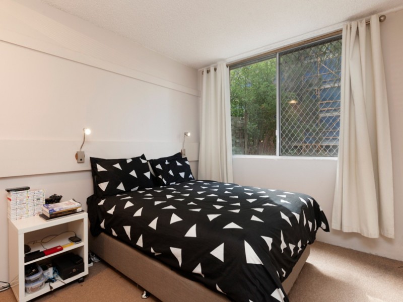 2/125 Clarence Road, Indooroopilly QLD 4068