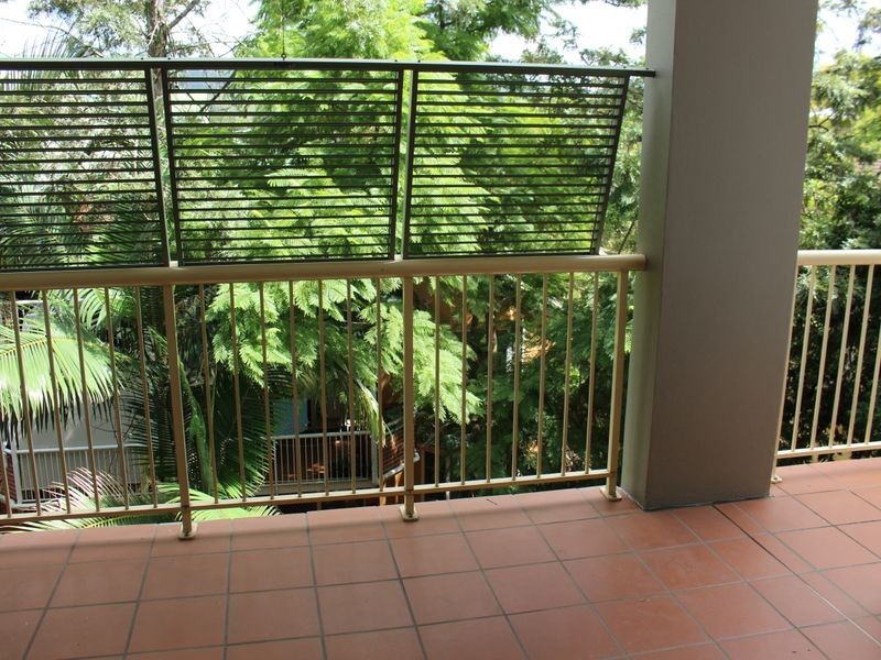 4/15 Clarence Road, Indooroopilly QLD 4068