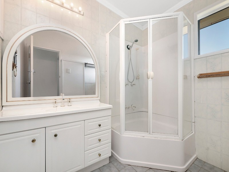 24 Dougy Place, Bellbowrie QLD 4070