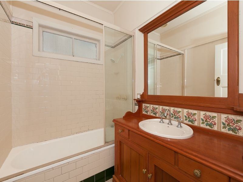 19 Ruskin Street, Taringa QLD 4068