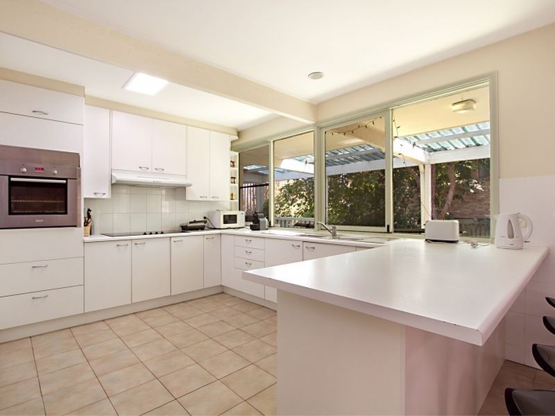 7 Tenth Avenue, St Lucia QLD 4067