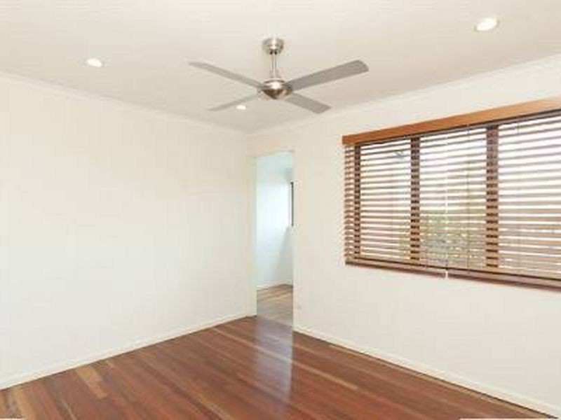 10 Kiandra Street, Chapel Hill QLD 4069