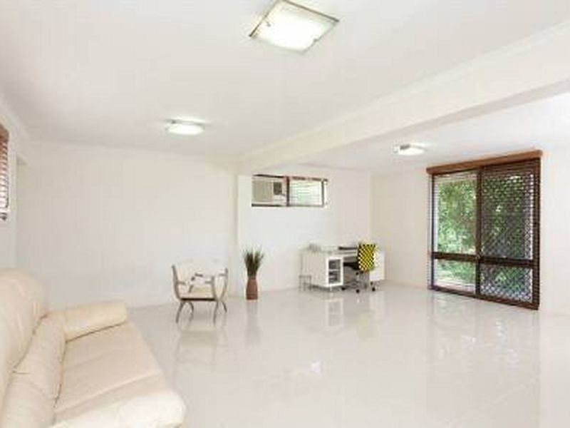 10 Kiandra Street, Chapel Hill QLD 4069