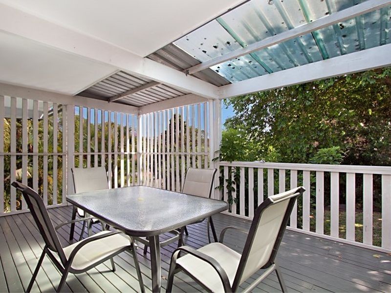 7 Tenth Avenue, St Lucia QLD 4067