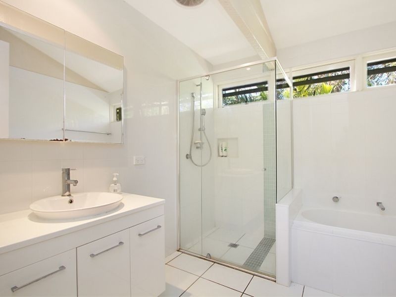 7 Tenth Avenue, St Lucia QLD 4067