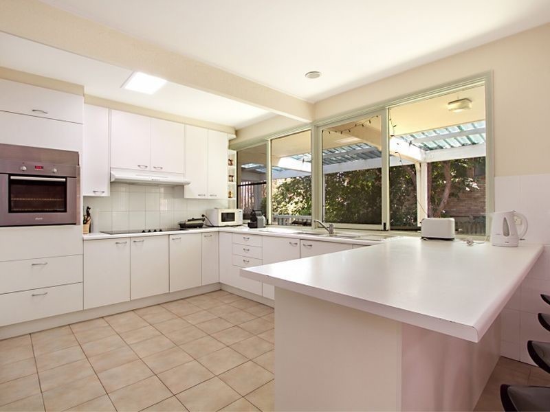 7 Tenth Avenue, St Lucia QLD 4067