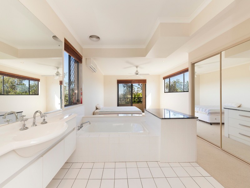 15 Summit Place, Mount Ommaney QLD 4074