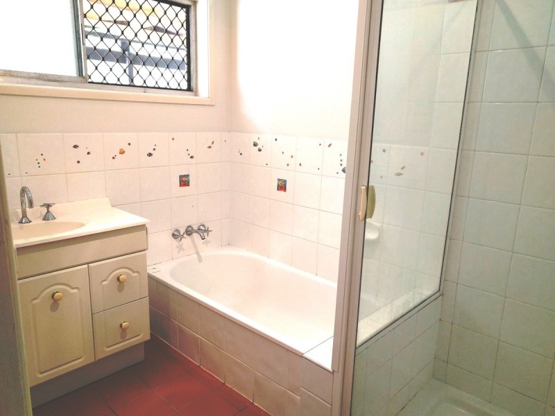 11 Praeger Street, Chapel Hill QLD 4069