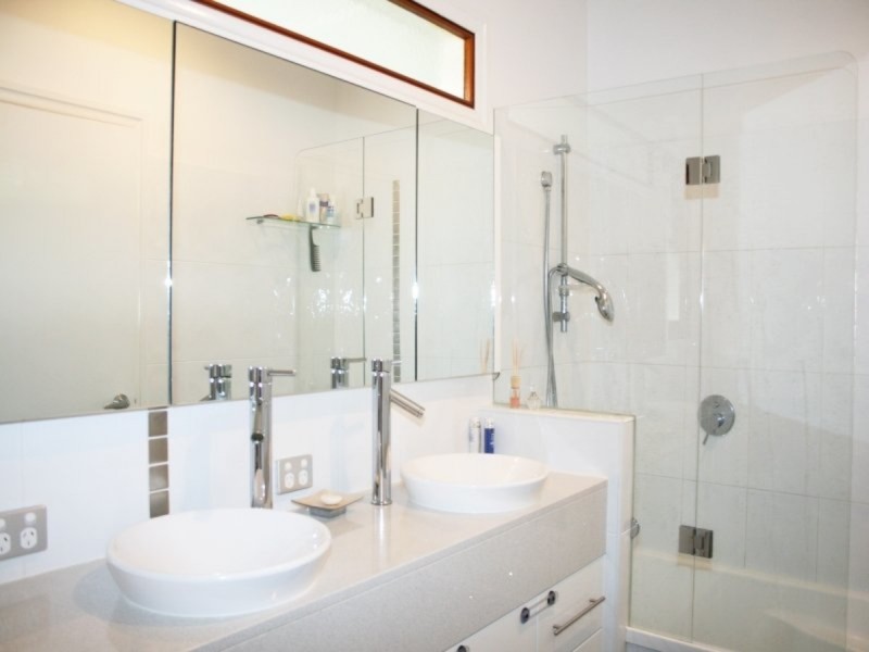 3 Ootana Street, Chapel Hill QLD 4069