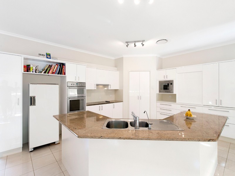15 Lagoon Crescent, Bellbowrie QLD 4070