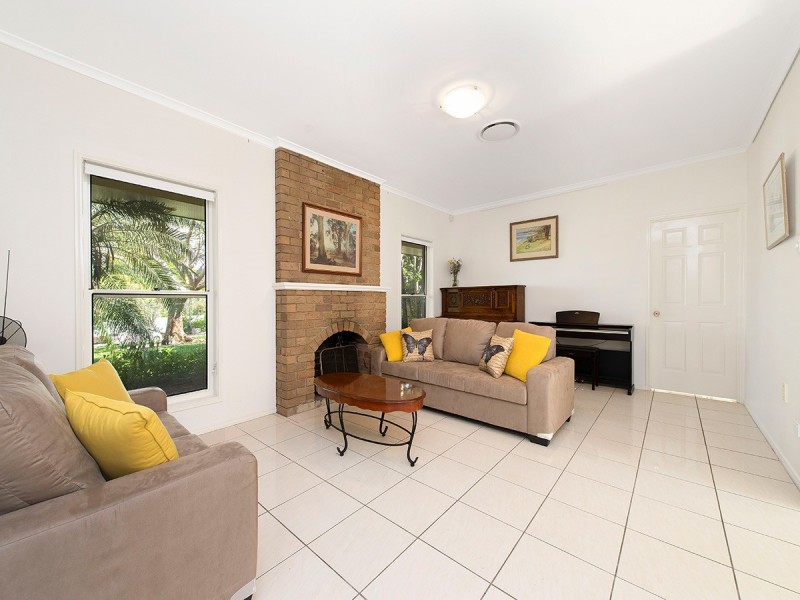 15 Lagoon Crescent, Bellbowrie QLD 4070