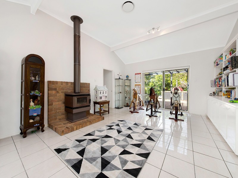 15 Lagoon Crescent, Bellbowrie QLD 4070