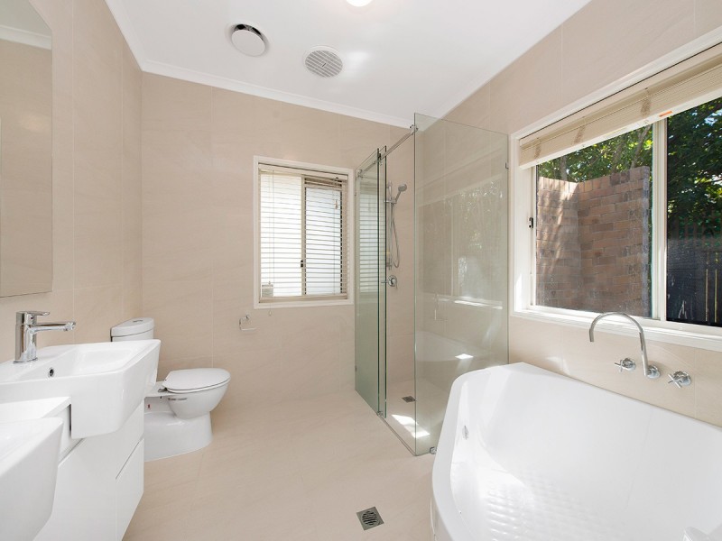 15 Lagoon Crescent, Bellbowrie QLD 4070