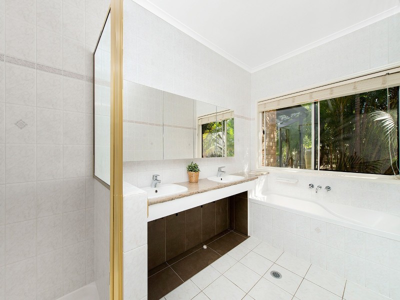 15 Lagoon Crescent, Bellbowrie QLD 4070