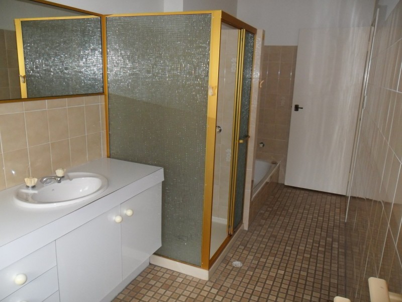 2/11 Austral Street, St Lucia QLD 4067