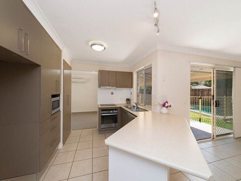 16 Salubris Place, Moggill QLD 4070