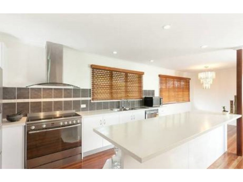 10 Kiandra Street, Chapel Hill QLD 4069