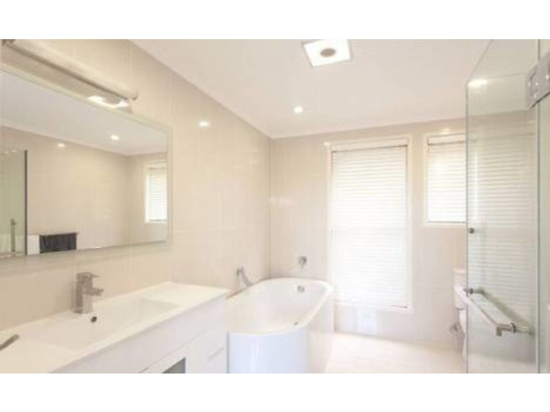 10 Kiandra Street, Chapel Hill QLD 4069