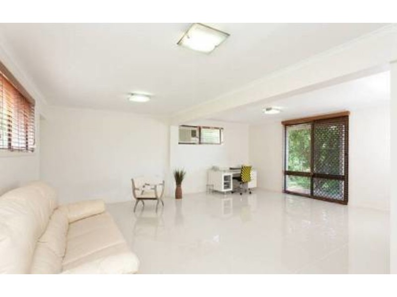 10 Kiandra Street, Chapel Hill QLD 4069