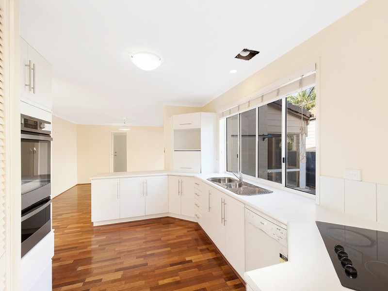 1 Hakea Crescent, Chapel Hill QLD 4069