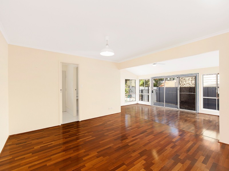 1 Hakea Crescent, Chapel Hill QLD 4069