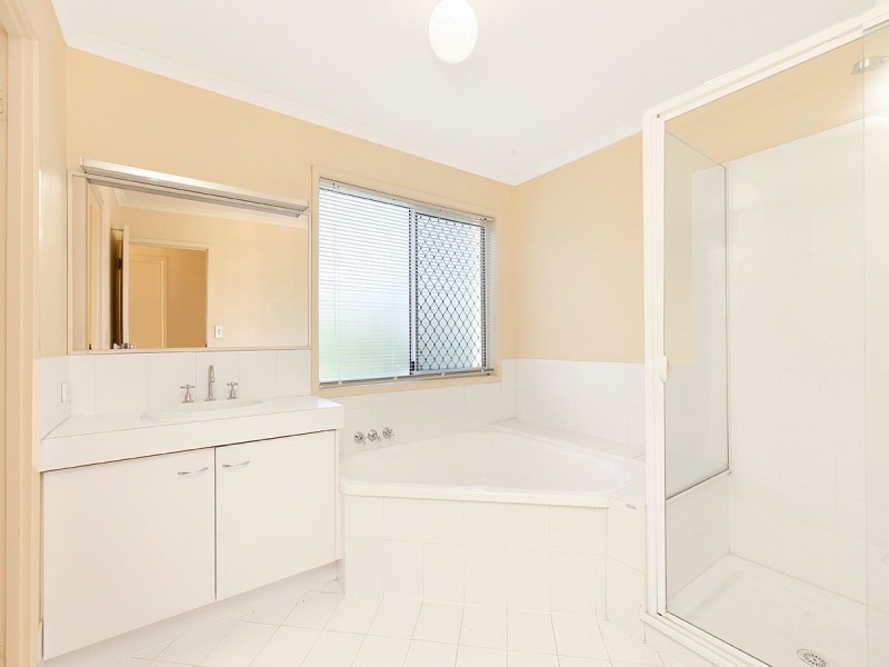 1 Hakea Crescent, Chapel Hill QLD 4069