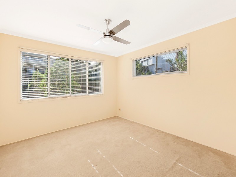 1 Hakea Crescent, Chapel Hill QLD 4069