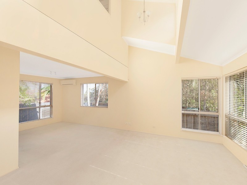 1 Hakea Crescent, Chapel Hill QLD 4069