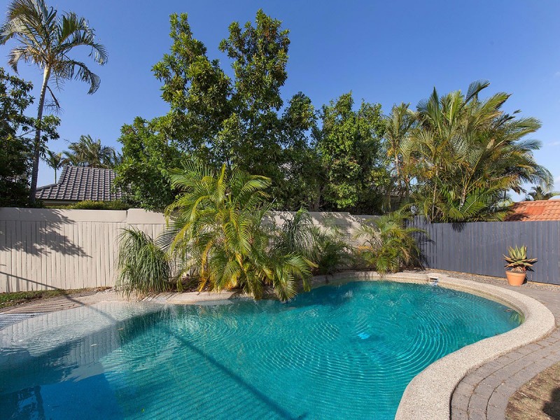 1 Hakea Crescent, Chapel Hill QLD 4069