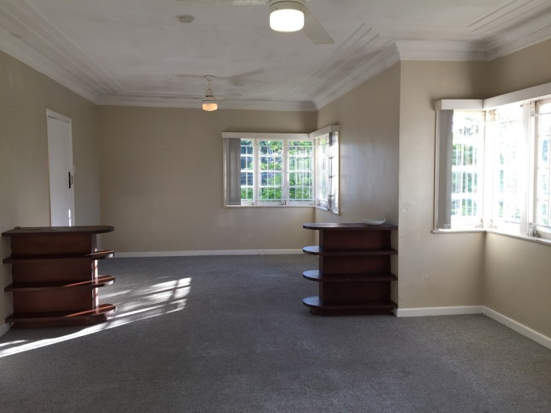 87 Tenth Avenue, St Lucia QLD 4067