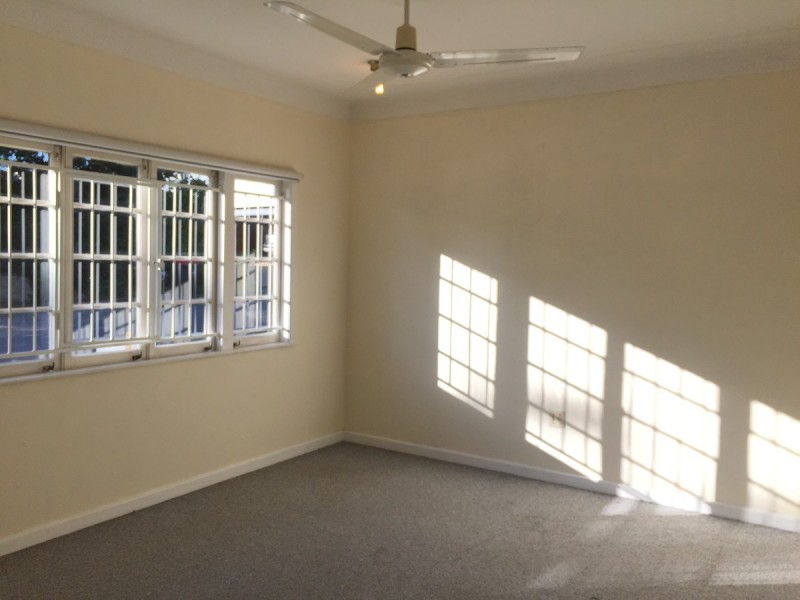 87 Tenth Avenue, St Lucia QLD 4067